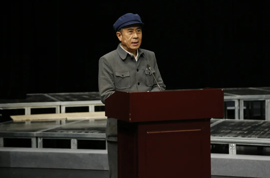 ▲著名表演艺术家郭凯敏在音乐诗剧《青山风骨》担任导演，并主演杨善洲的角色